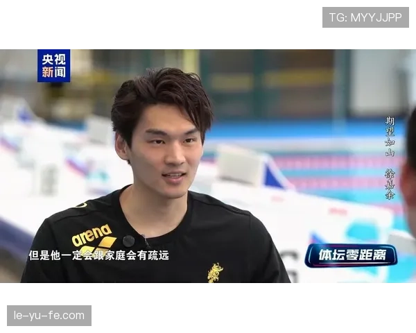 徐嘉余训练间隙居然刷起了奢侈品牌，泳池边的样子谁敢跟普通打工人比？